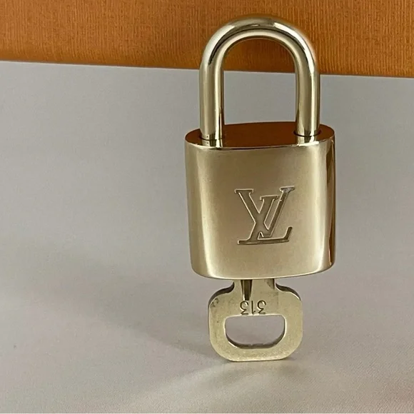 🌟LOUIS VUITTON PadLock Lock & Key Brass Gold Authentic Number (CHAIN AVAILABLE) - Picture 4 of 11